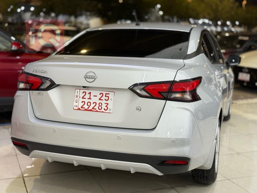 نيسان فيرسا